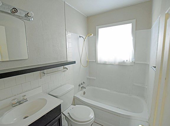 3rd image of 4610 N Jackson Ave