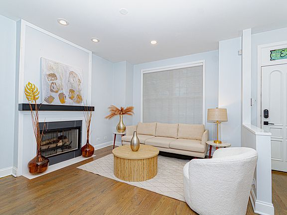 4th image of 2043 W Saint Paul Ave