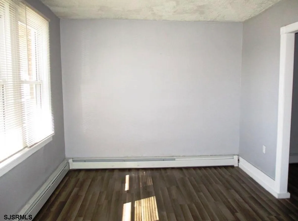 3 bed, 990 sqft, $2,300 — Photo 4