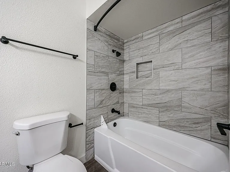 1803 W Maryland Ave — Photo 31