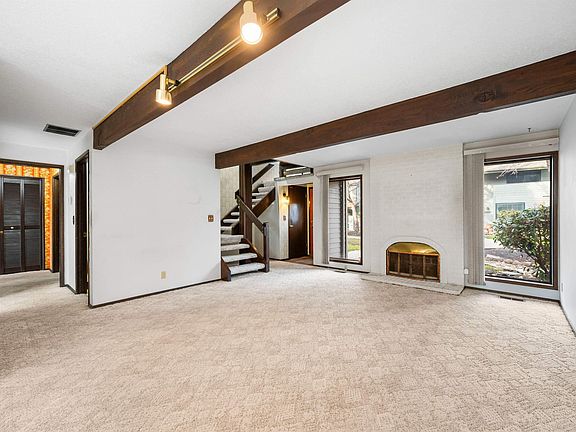 5th image of 1009 E Strawberry Ln