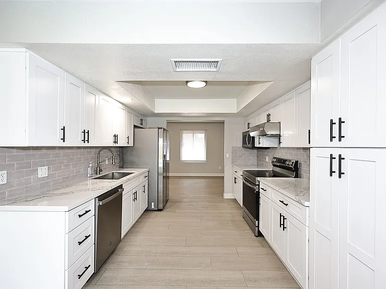 2131 E Geneva Dr — Photo 4