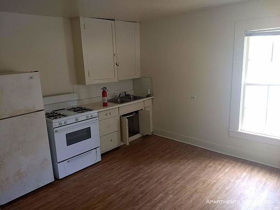 4th image of 831 W Hopkins St