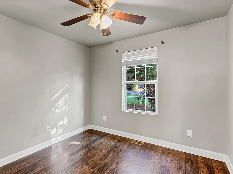 219 W Watt St — Photo 13