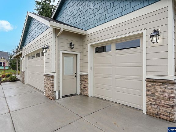 4th image of 313 NE Clay St