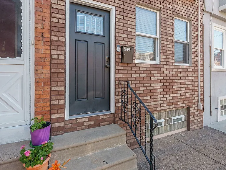 2609 E Ontario St — Photo 2