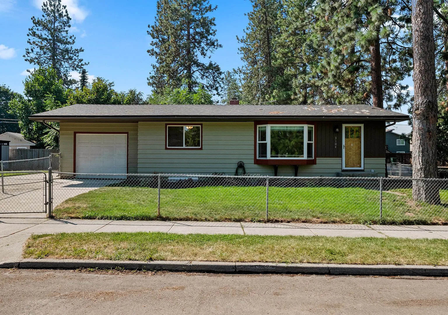 **Free Month of Rent** South Hill Corner Lot 5 Bed 1 Bath updated Home Available NOW — Photo 1