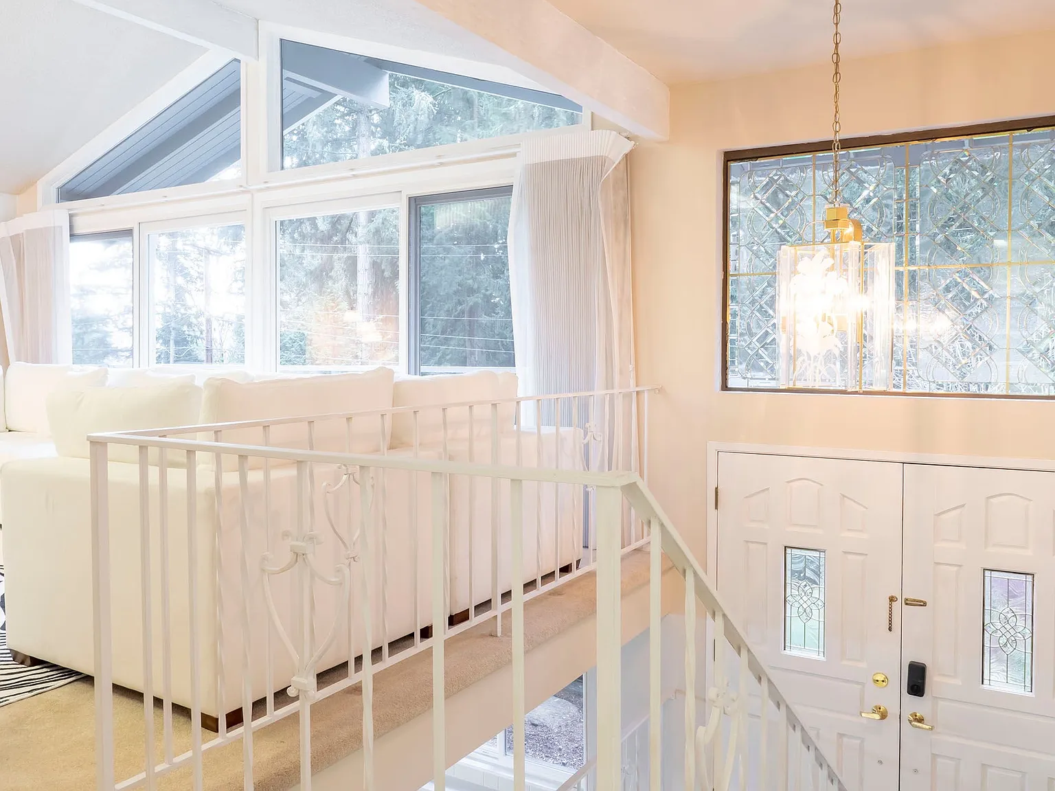 4 bed, 2330 sqft, $5,299 — Photo 3