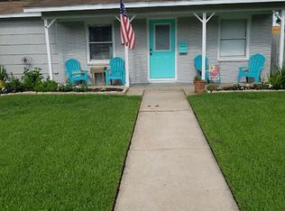 106 Forest Oaks Ln, Lake Jackson, TX 77566