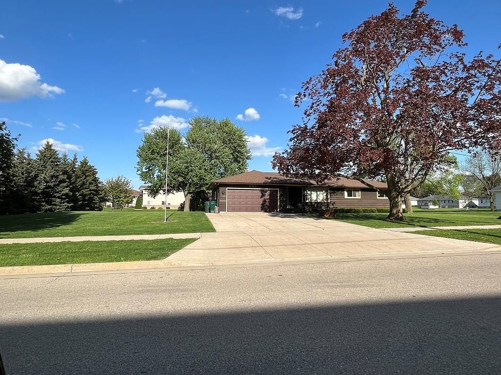 335 Stanton St, Ripon, WI 54971 Zillow