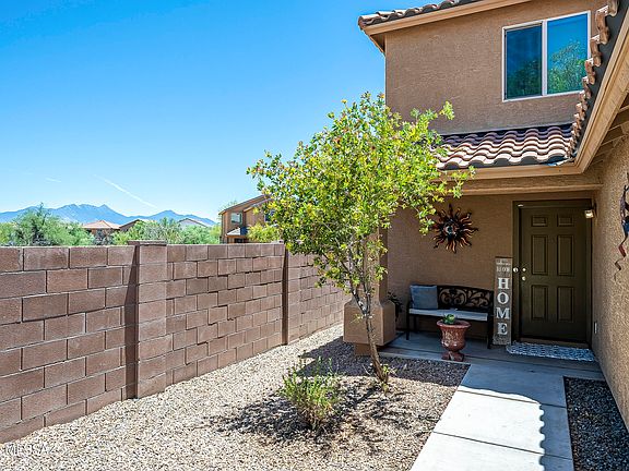 3rd image of 895 W Calle Arroyo Norte