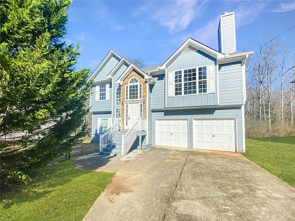 4 bed, 3.0 bath, 2650 sqft, $2,400 — Photo 2