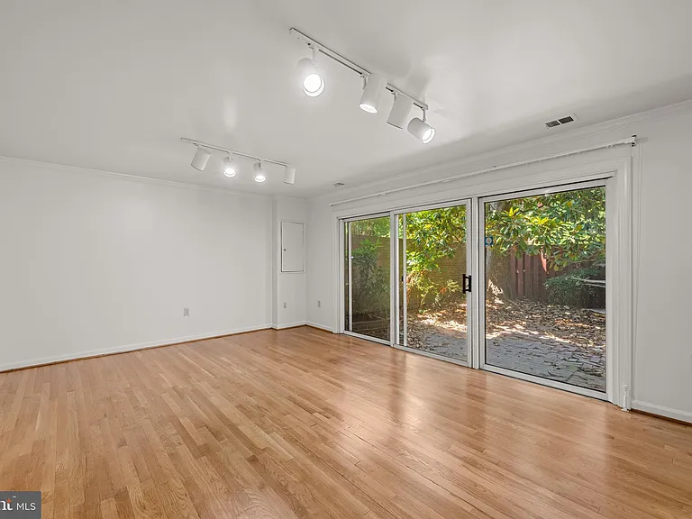 605 H St SW — Photo 9