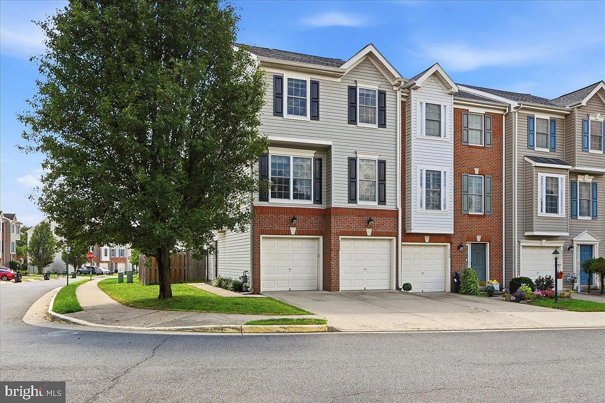 3 bed, 2.5 bath, 1736 sqft, $3,200 — Photo 3