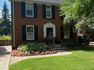413 McKinley Ave, Grosse Pointe Farms, MI 48236