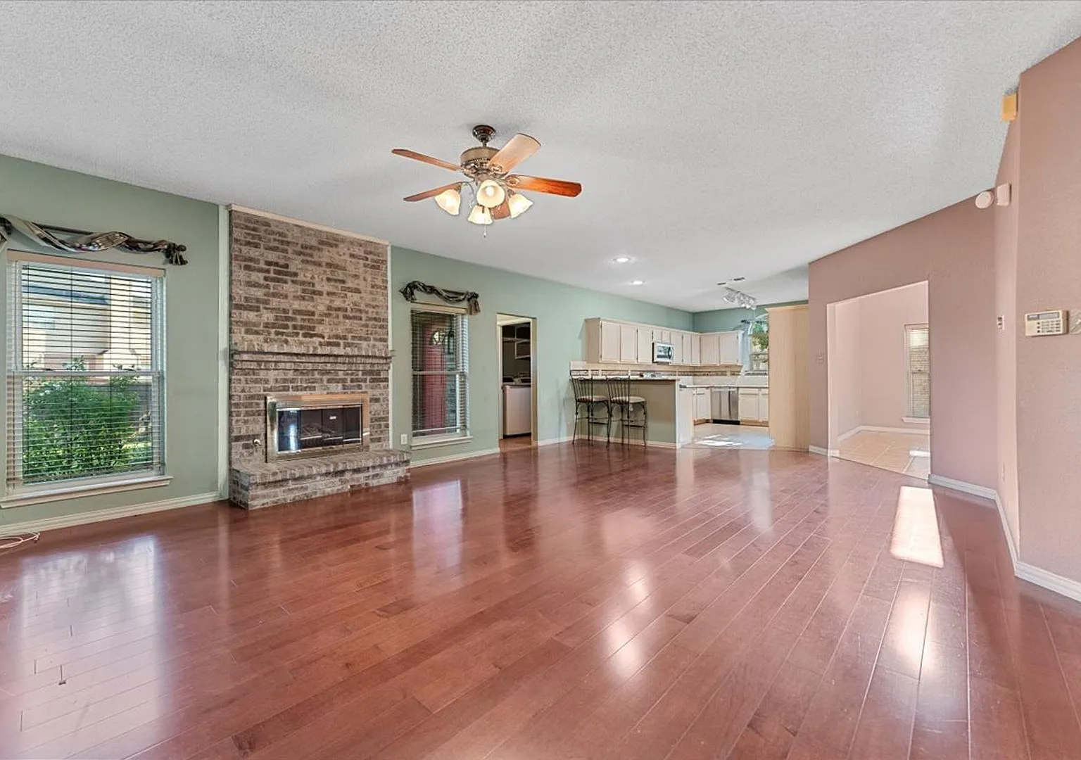 Move in ready! 4-bed 3-bath 3099 sqft 2-story cul-de-sac located in the desirable Harvestwood sub... — Photo 2