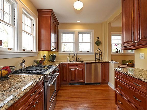 4th image of 19 Buttonwood Dr