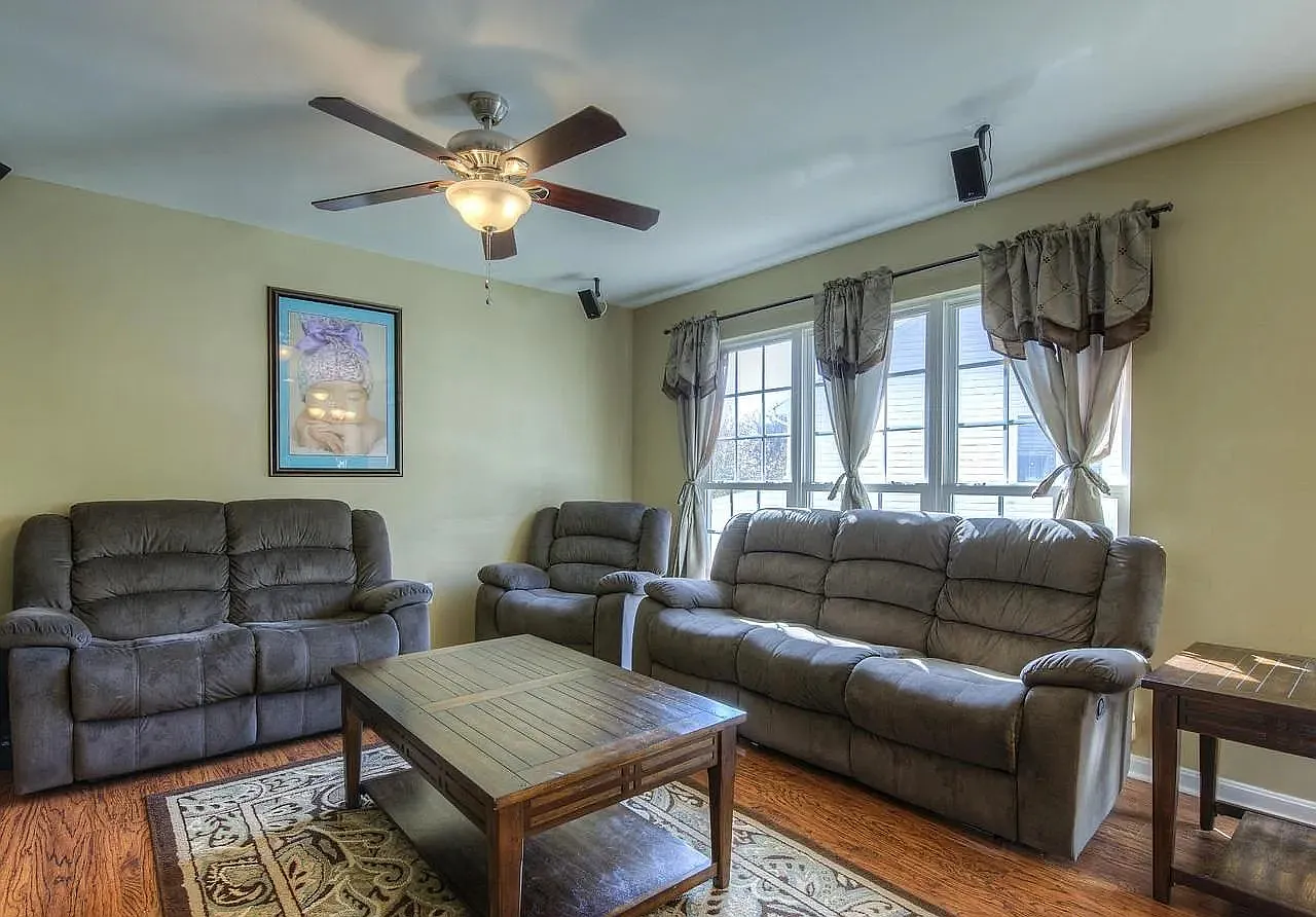4 bed, 3.5 bath, 2836 sqft, $2,800 — Photo 4