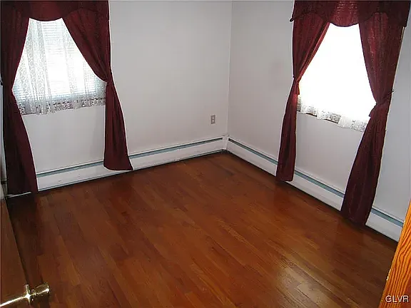1528 Englewood St — Photo 4