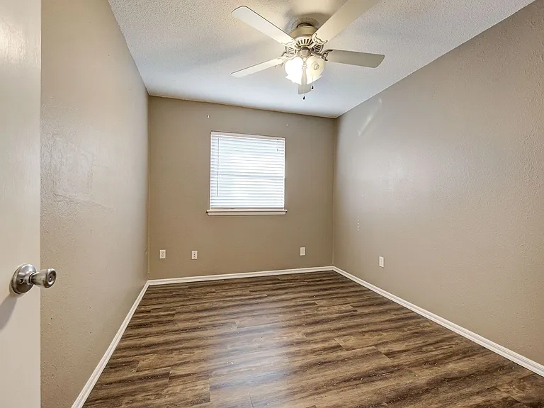 636 E 27th Pl — Photo 23