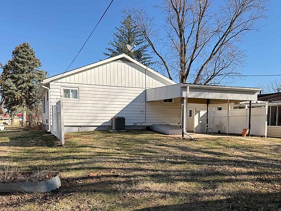 3rd image of 1820 Laurel St