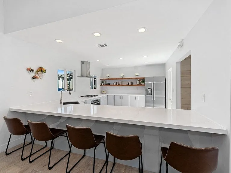 Pointe Luxe Apartment Homes — Photo 22