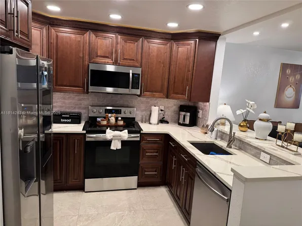 7100 NW 17th St APT 404, Plantation, FL 33313