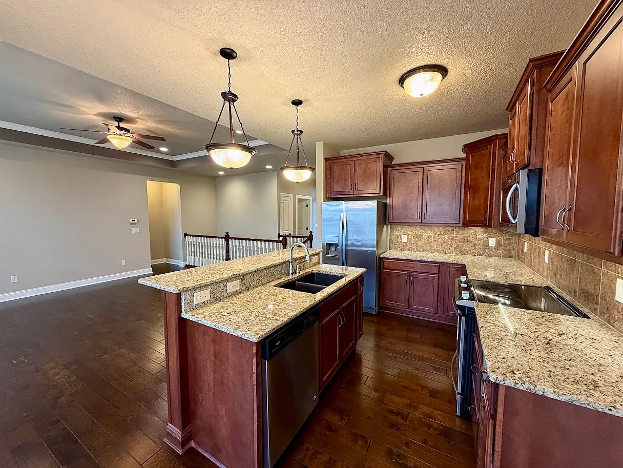 4 bed, 1277 sqft, $2,450 — Photo 2