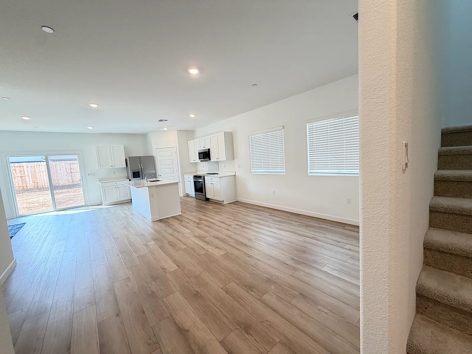 5 bed, 3.5 bath, 2623 sqft, $4,295 — Photo 4