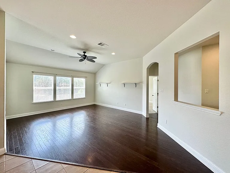 830 Old World Dr — Photo 4