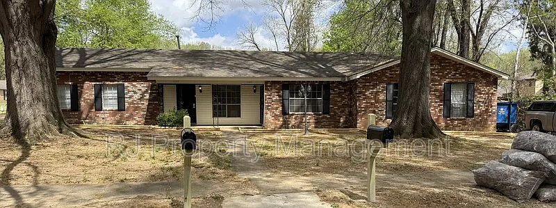 3 bed, 2.0 bath, 1347 sqft, $1,195 — Photo 2