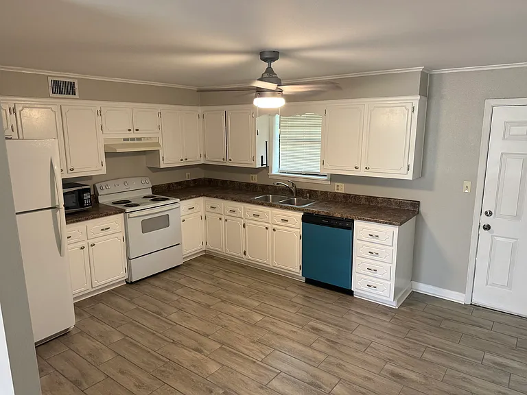 400 S Sawmill Rd — Photo 8