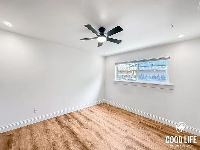 729-731 Reef Dr — Photo 12