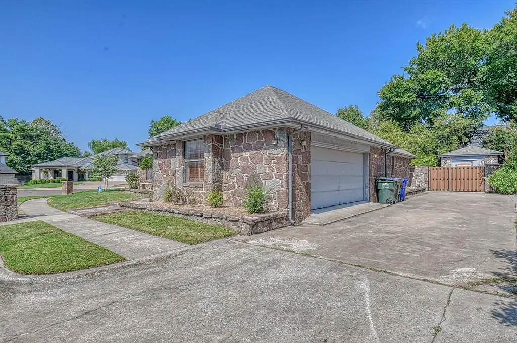 4 bed, 2437 sqft, $2,650 — Photo 3