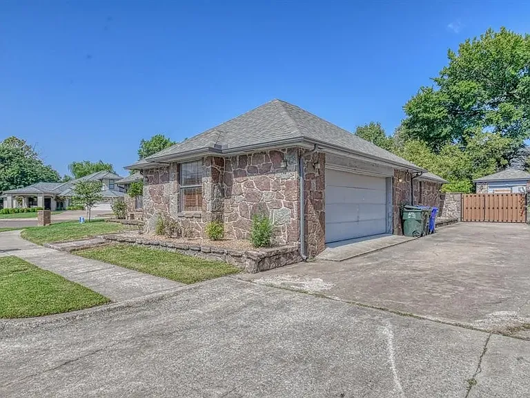 3609 Hampton Ct — Photo 3