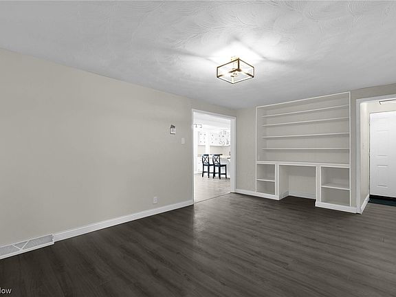 3rd image of 807 Warwick Ave