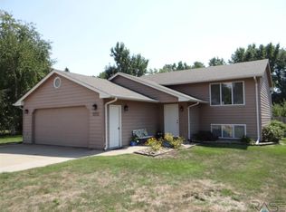 1205 E Old Hickory Pl, Sioux Falls, SD 57104