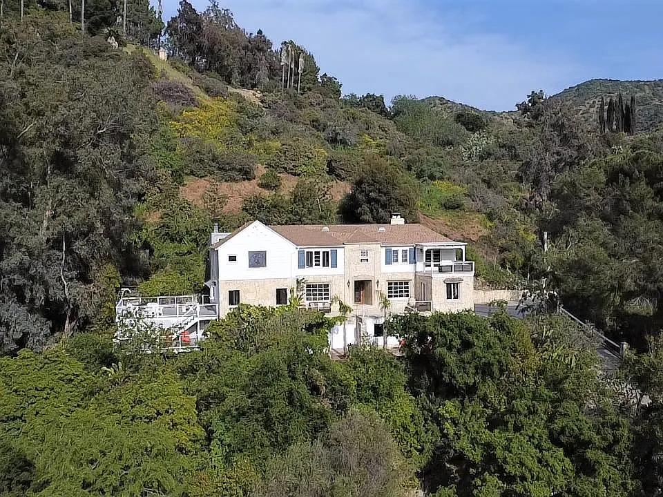 2400 Benedict Canyon Dr
