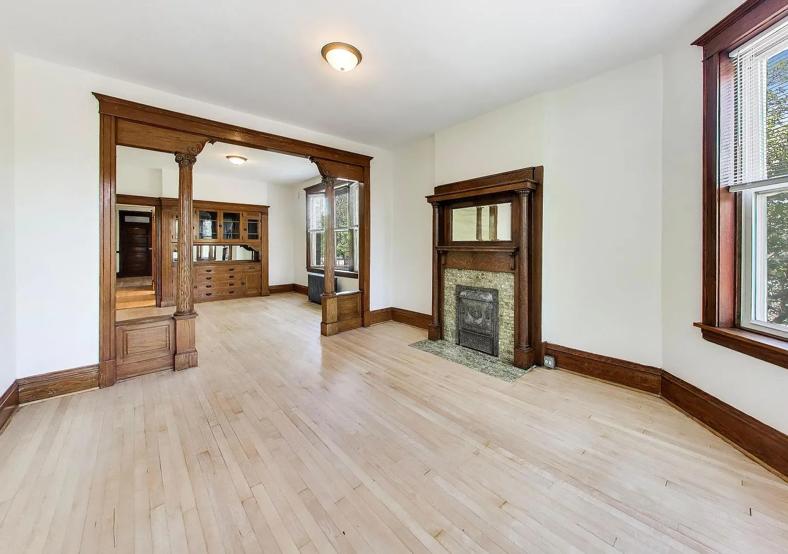 3 bed, 1251 sqft, $4,200 — Photo 3