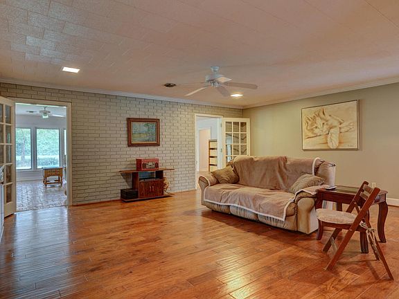 3rd image of 402 Abdalla Blvd