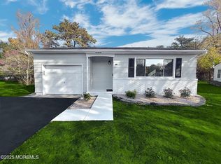 14 Brakenbury Ct, Toms River, NJ 08757