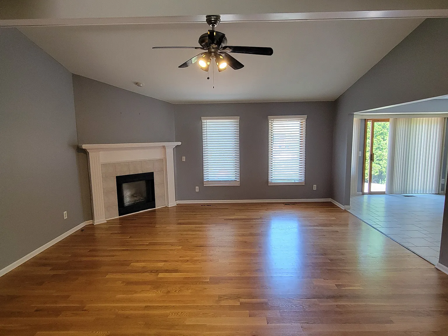 3 bed, 1940 sqft, $3,000 — Photo 2