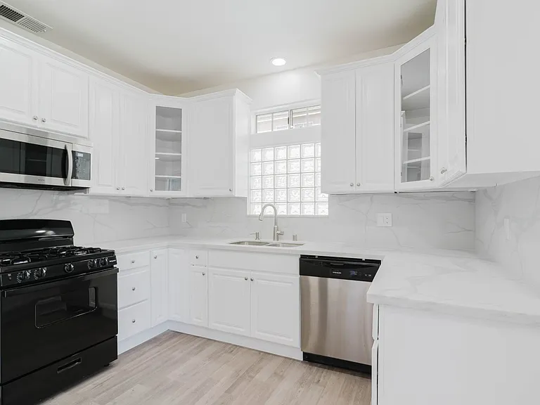 18347 Saticoy St #26 — Photo 10