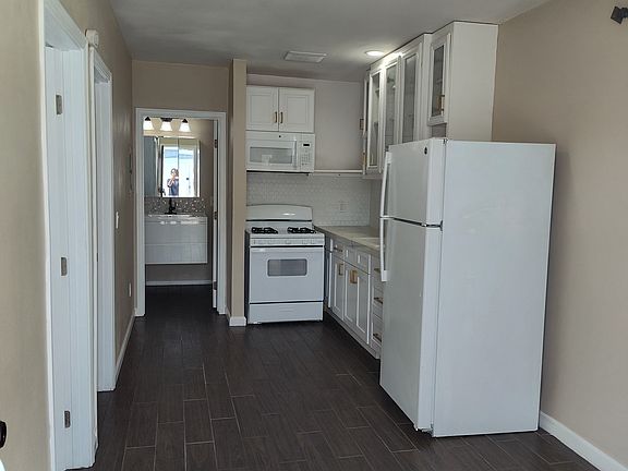 5th image of 984 Monserate Ave