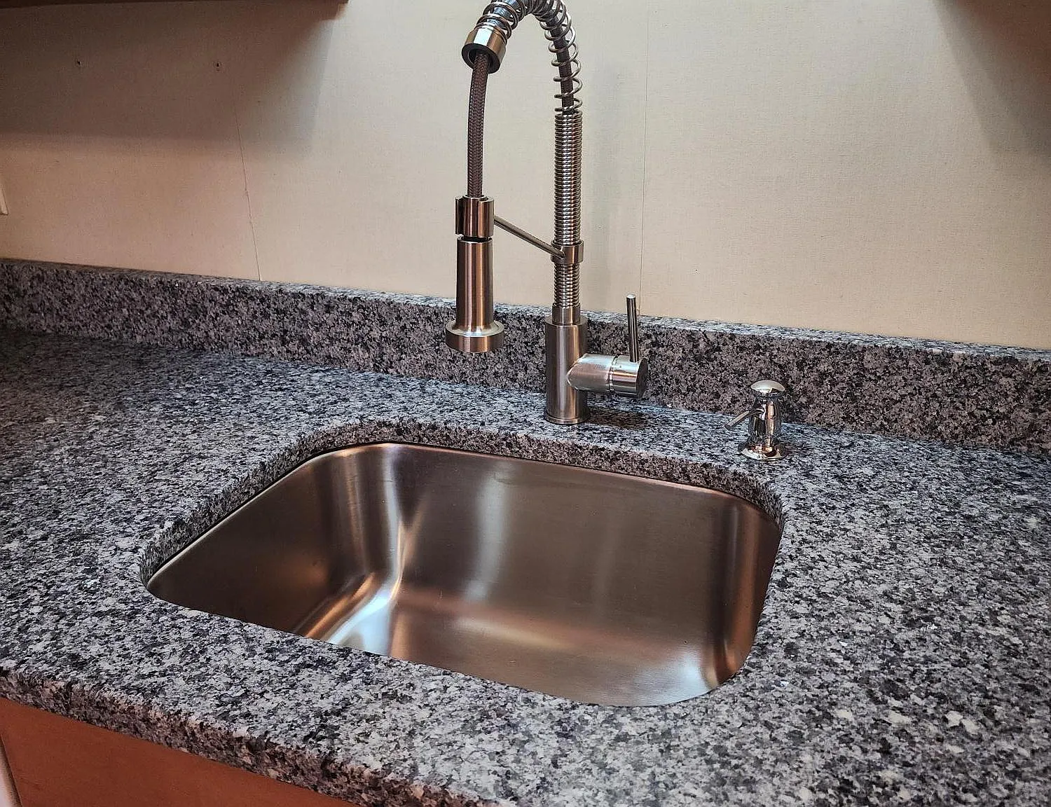 3 bed, 1300 sqft, $2,300 — Photo 3