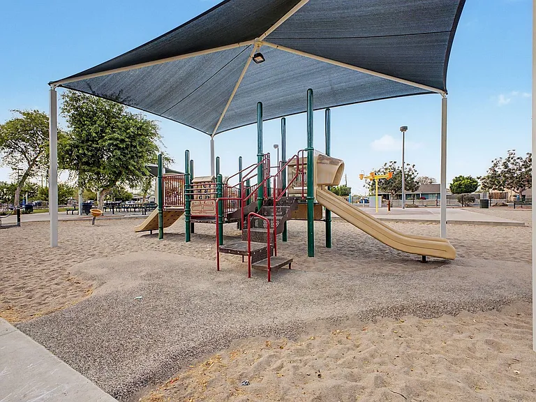 2605 E Lemon St — Photo 38