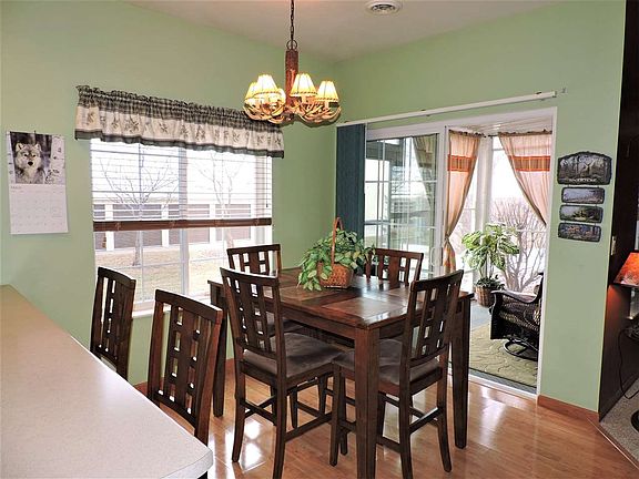Access from kitchen to screened porch!