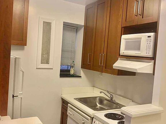 4th image of 148 W 68th St APT 5C