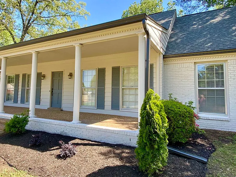 2420 Stratfield Dr — Photo 1