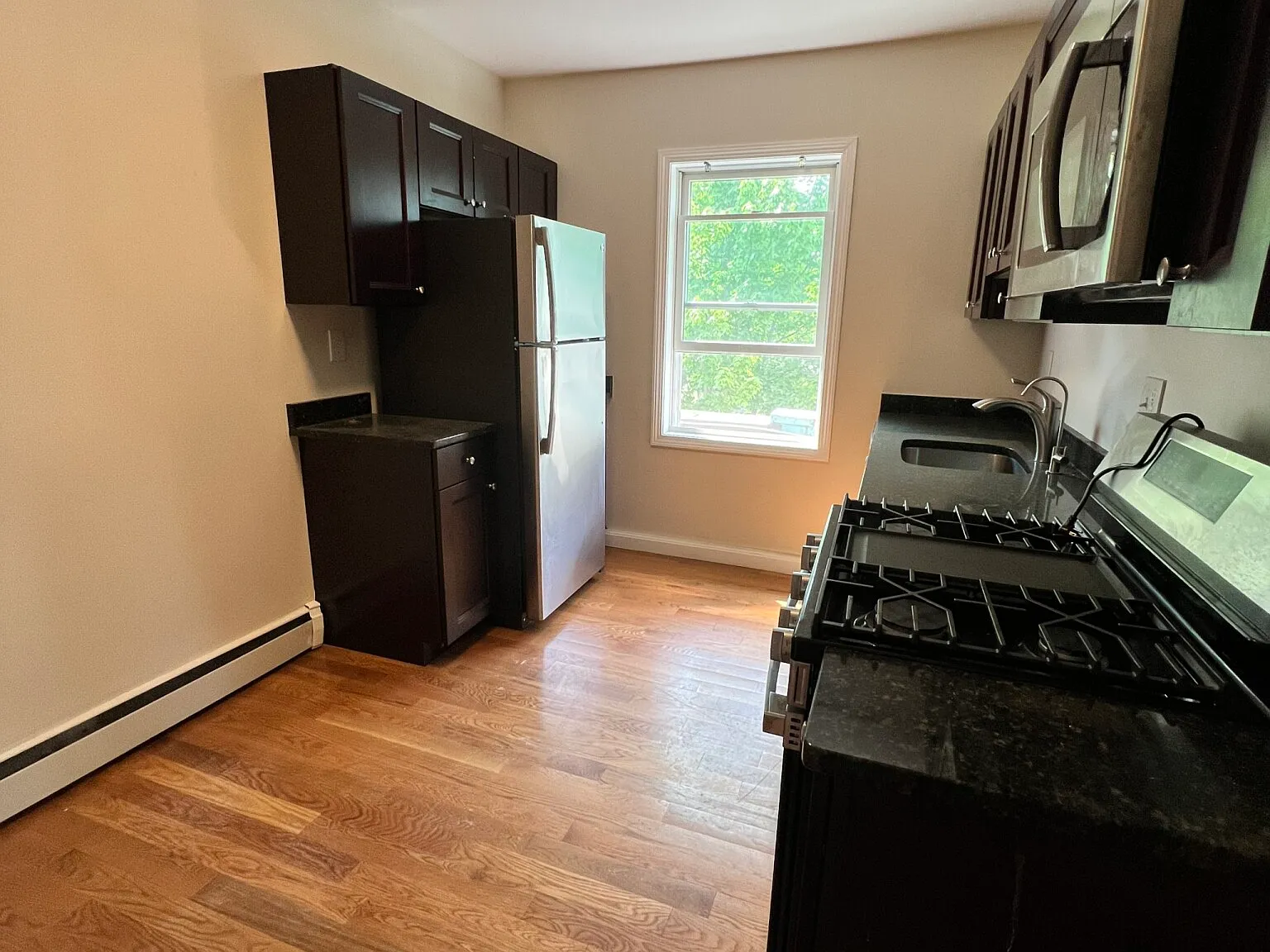 3 bed, 2.0 bath, 1200 sqft, $3,400 — Photo 2